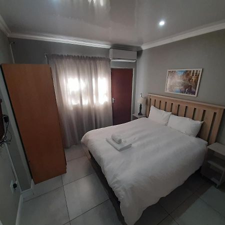 Lux Rooms On 37 Bloemfontein Exterior photo